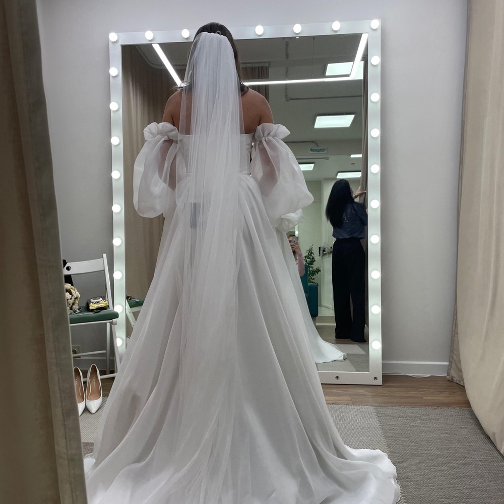 Romantic Off-Shoulder White Bridal Gown with Sheer Puff Sleeves - Picture 4 of 5
